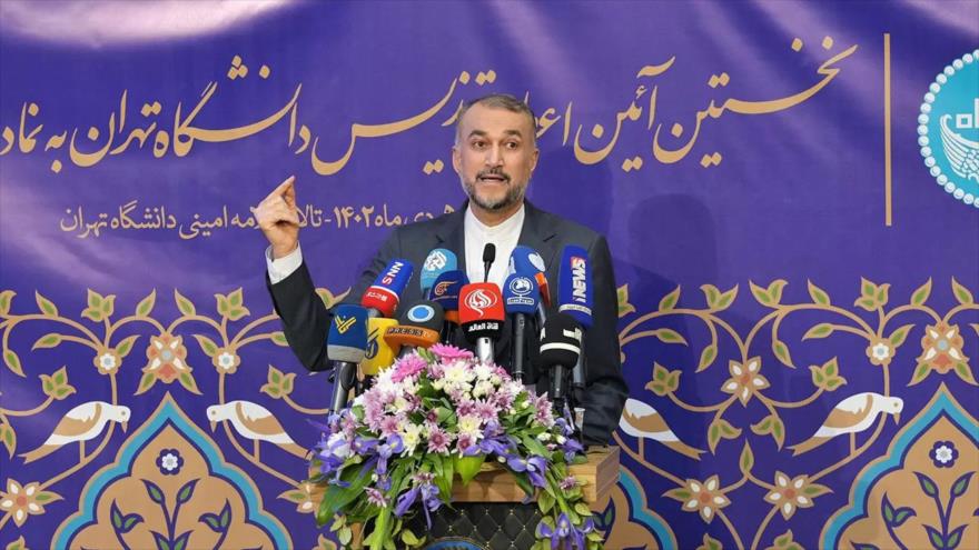 El canciller iraní, Hosein Amir Abdolahian, habla durante un evento en la Universidad de Teherán, 1 de enero de 2024. (Foto: mfa.gov.ir)