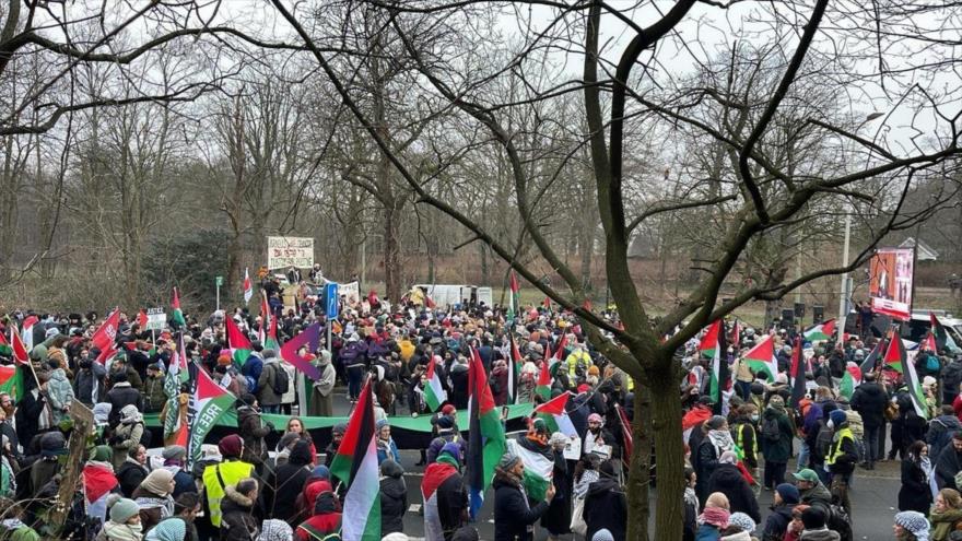 Marcha propalestina frente la sede del Corte Internacional de Justicia en La Haya, Países Bajos.