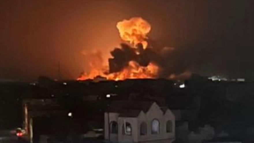 Explosión se ve tras ataques de EE.UU. y el reino Unido contra Yemen, 12 de enero de 2024.