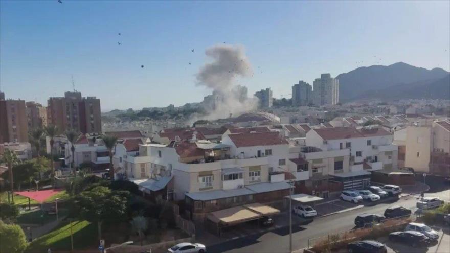 Una columna de humo se eleva tras una explosión en la ciudad sureña de Eilat, en los territorios ocupados por Israel.