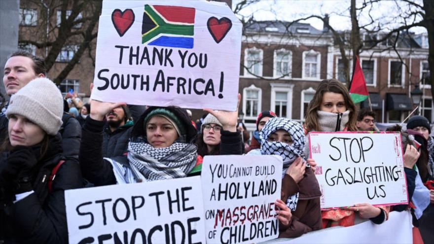 Manifestantes propalestinos se congregan frente al edificio de la Corte Internacional de Justicia en La Haya (Países Bajos), 12 de enero de 2024.