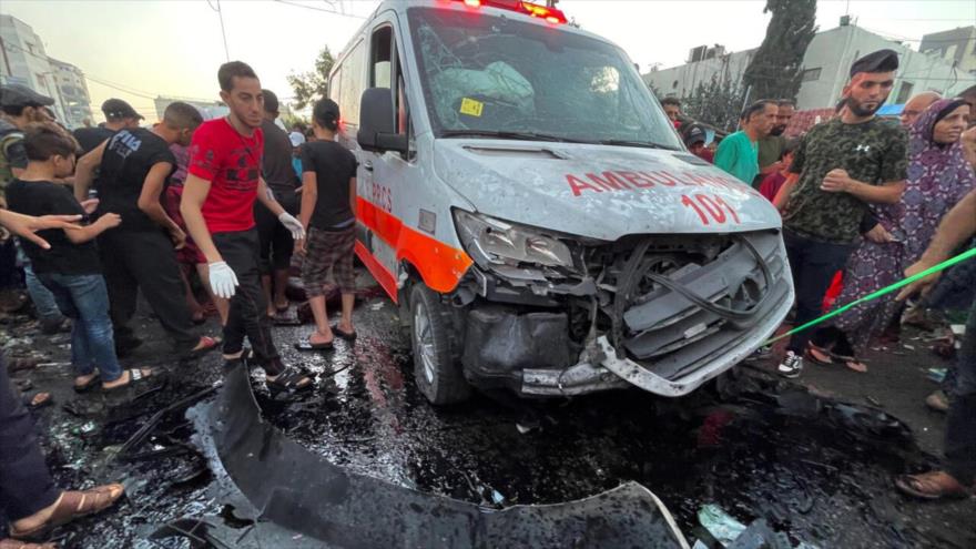 Una ambulancia afectada tras los ataques israelíes en la Franja de Gaza.