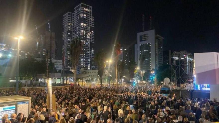 Manifestantes en Tel Aviv exigen la destitución del primer ministro del régimen sionista, Benjamín Netanyahu.