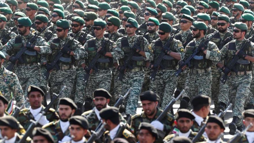 Miembros de las Fuerzas Armadas iraníes marchan durante un desfile militar en Teherán, 22 de septiembre de 2023.