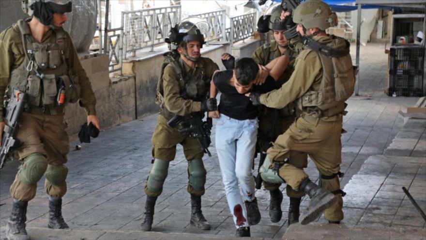 Un palestino detenido en una redada israelí en Cisjordania ocupada.