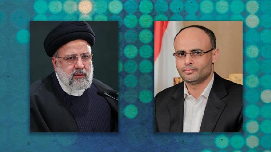 El presidente iraní, Ebrahim Raisi (izda.), y al jefe del Consejo Político Supremo de Yemen, Mahdi al-Mashat.