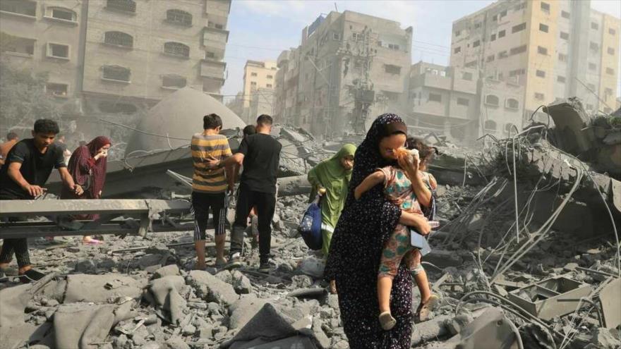 Palestinos evacuan la zona tras un ataque aéreo israelí contra la mezquita de Sousi en Gaza, 9 de octubre de 2023. (Foto: AFP)