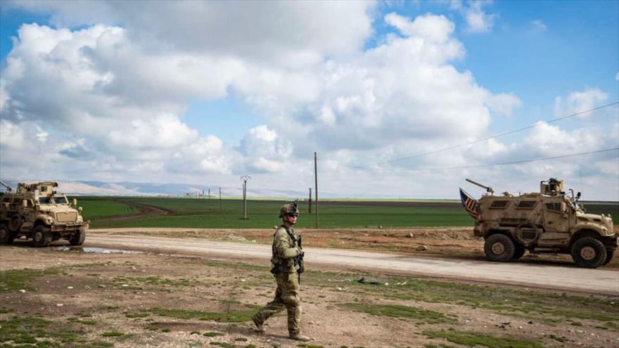 Soldados estadounidenses patrullan en la ciudad de Al-Qahtaniyah, en la provincia siria de Al-Hasakeh, 14 de marzo de 2022. (Foto: AFP)