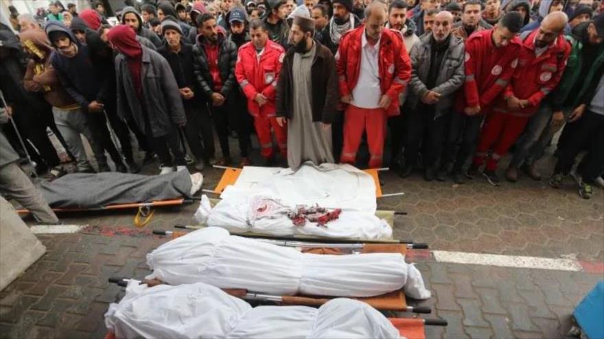 La gente asiste al funeral del personal médico que murió en un ataque israelí contra una ambulancia en Deir el-Balah, en Gaza, 11 de enero de 2024. (Foto: AA)