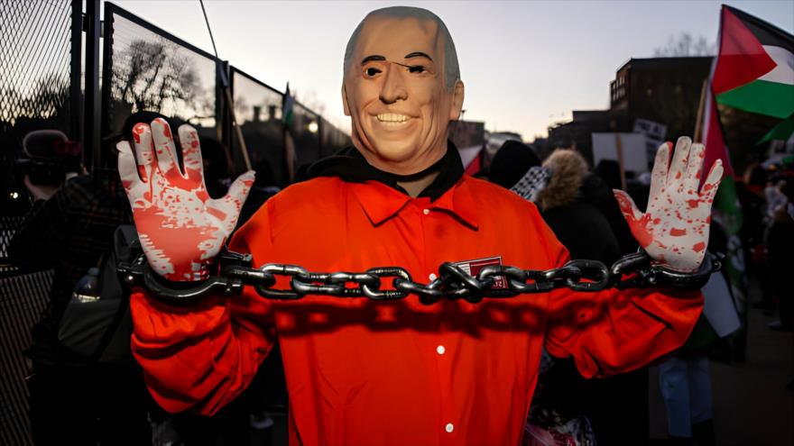 Un manifestante propalestino lleva una máscara del presidente estadounidense, Joe Biden, en una protesta frente a la Casa Blanca, 13 de enero de 2024.