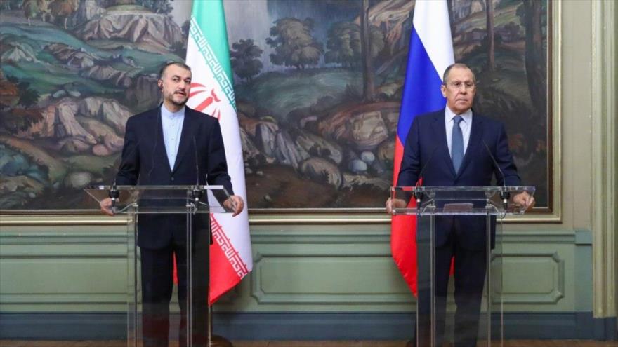 El ministro de Asuntos Exteriores de Irán, Hosein Amir Abdolahian, su homólogo ruso, Serguéi Lavrov.