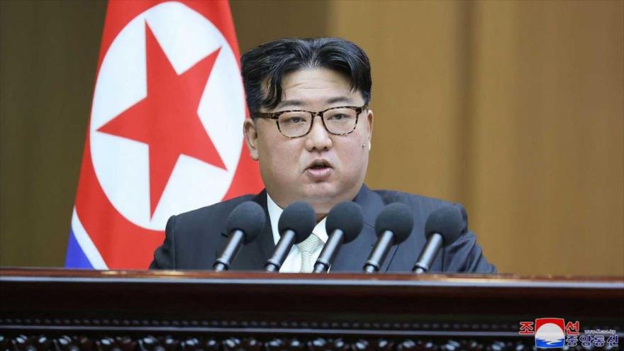 El líder de Corea del Norte, Kim Jong-un, durante una sesión de la Asamblea Nacional, 15 de enero de 2024. (Foto: AFP/KCNA)