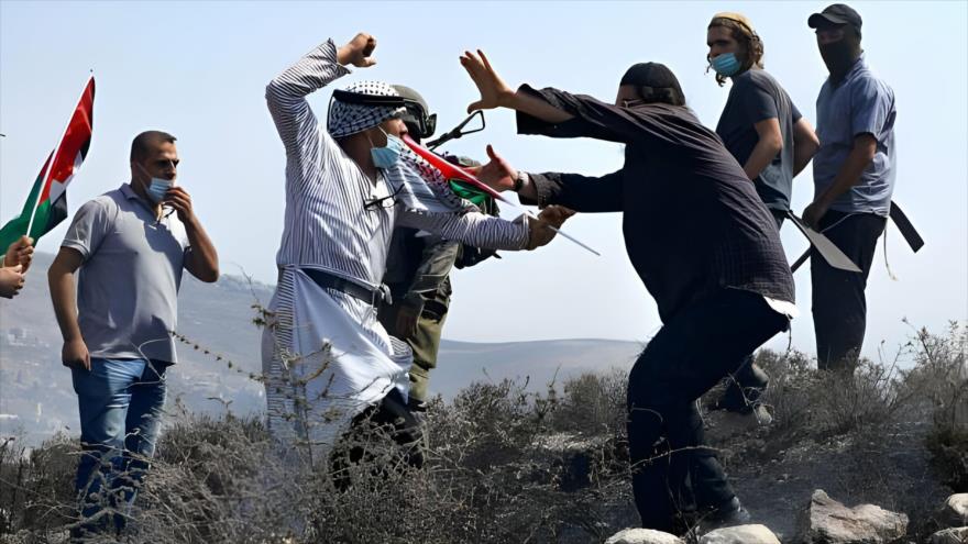 Un grupo de colonos israelíes agreden a manifestantes palestinos en Asira al-Qibliya, en la Cisjordania ocupada, 18 de septiembre de 2020. (Foto: AFP)