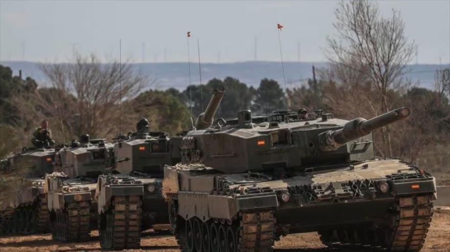 Militares ucranios se adiestraban en el manejo de los tanques Leopardo 2A españoles en el campo de maniobras de San Gregorio (Zaragoza).