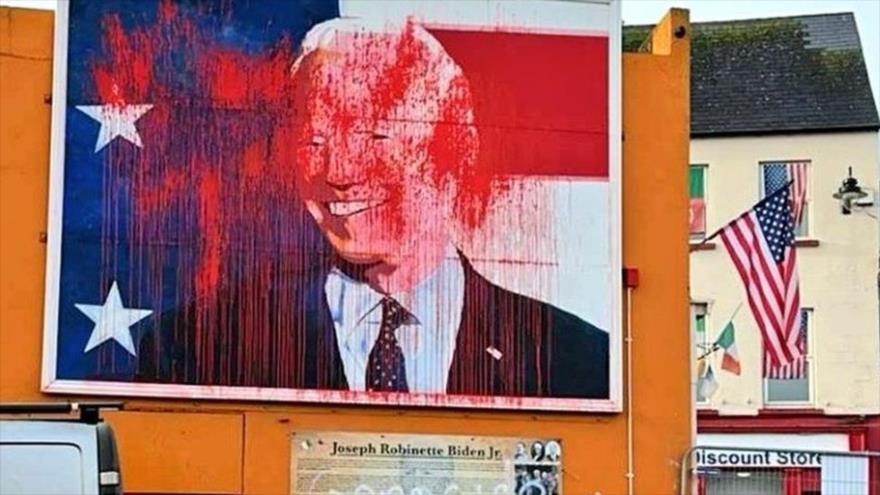 Un mural del presidente de EE.UU., Joe Biden, vandalizado en la ciudad irlandesa de Ballina, por su apoyo a Israel, 17 de noviembre de 2023.