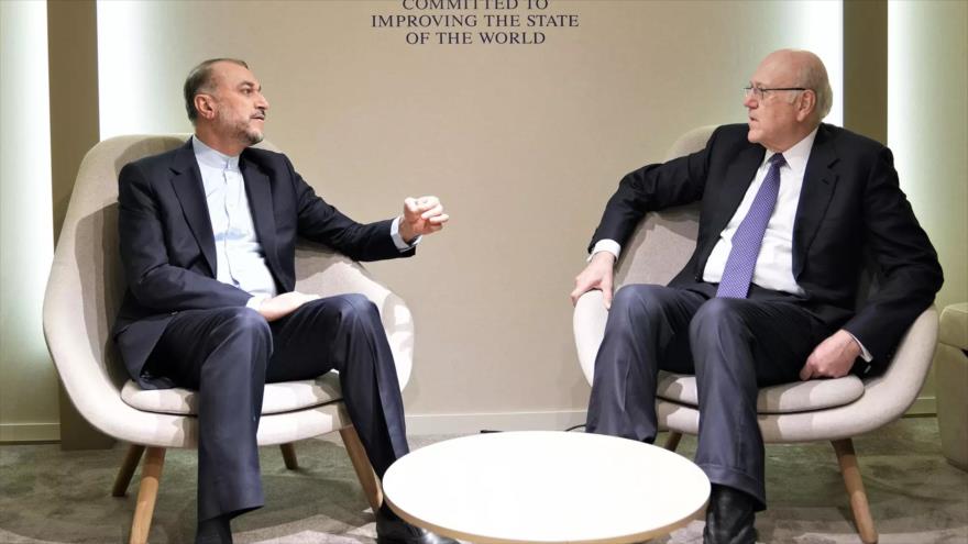 El canciller iraní, Hosein Amir Abdolahian (izq.), se reúne con el primer ministro del Líbano, Nayib Mikati, en Davos, 16 de enero de 2023. (Foto: mfa.gov.ir)