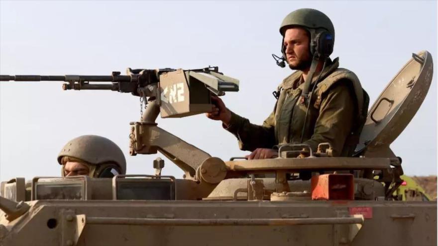Soldados israelíes se mueven en un convoy en un lugar no revelado que limita con la Franja de Gaza, 8 de octubre de 2023. (FOTO: AFP)