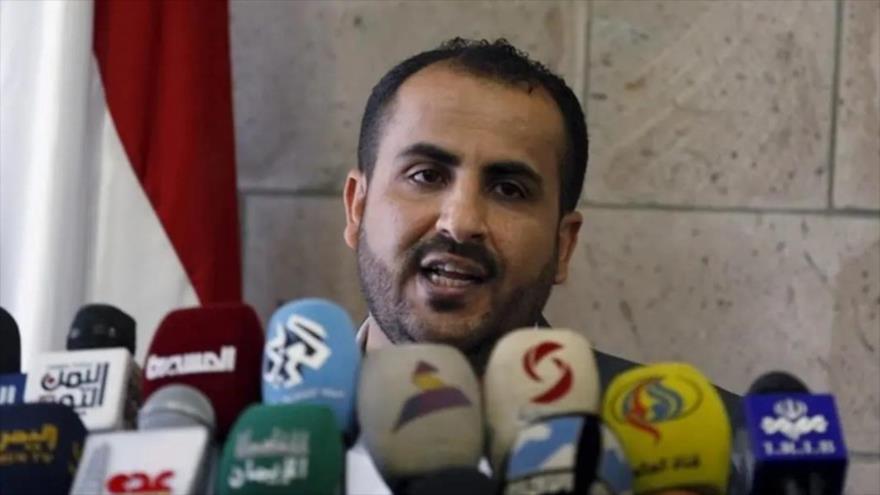 El portavoz del movimiento popular yemení Ansarolá, Mohamad Abdel Salam, durante una conferencia de prensa.