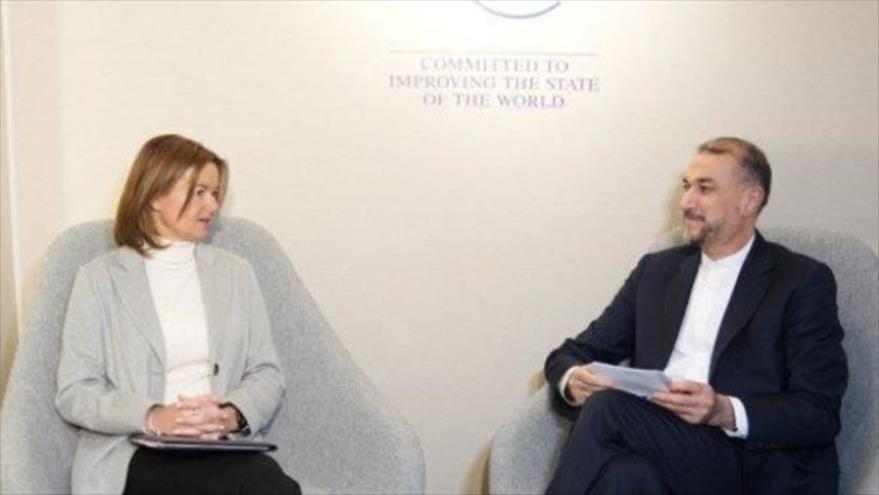  El canciller de Irán, Husein Amir Abdolahian, y su homóloga de Eslovenia, Tanja Fajon, al margen del Foro Económico Mundial en Davos, en Suiza. 17 de enero de 2024.