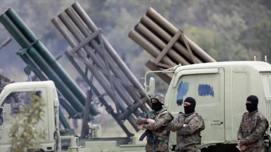 Combatientes de Hezbolá de El Líbano cerca de cohetes Katyusha.