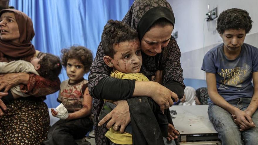 Niños palestinos asustados en un hospital mientras que no hay ninguna medicina para curarlos.