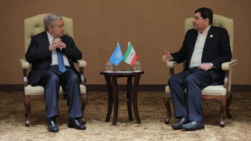 El primer vicepresidente de Irán, Mohamad Mojber (dcha.), se reúne con el jefe de la ONU, António Guterres, en Uganda, 20 de enero de 2024.