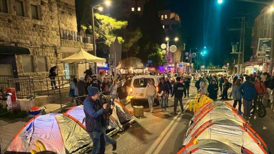 Crece presión sobre Bibi; israelíes se congregan frente a su vivienda
