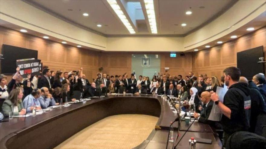 Vídeo: Familias de retenidos en Gaza irrumpen en parlamento israelí