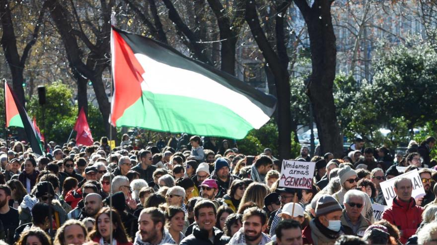La gente marcha durante una protesta en apoyo a los palestinos y pidiendo un alto el fuego inmediato en Gaza en Barcelona, 20 de enero de 2024.

