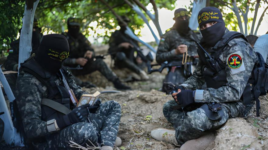 Combatientes palestinos de Saraya Al-Qods, leales a Yihad Islámica, están leyendo el Corán después de maniobrar y prepararse para enfrentar a Israel.