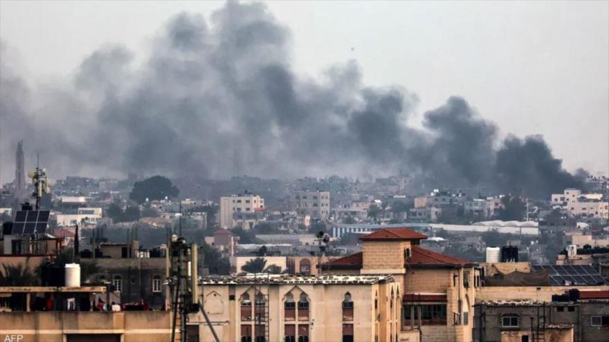 Columnas de humo se elevan tras el ataque israelíe contra la Franja de Gaza.