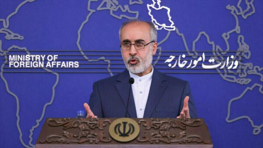 El portavoz del Ministerio de Asuntos Exteriores de Irán, Naser Kanani, habla en una rueda de prensa en Teherán, la capital.
