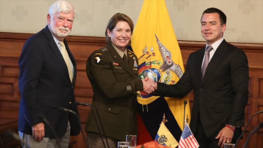Reunión del presidente de Ecuador, Daniel Noboa (derecha) con el senador Christopher Dodd y la jefa del Comando Sur de EE. UU., Laura Richardson (centro). 
