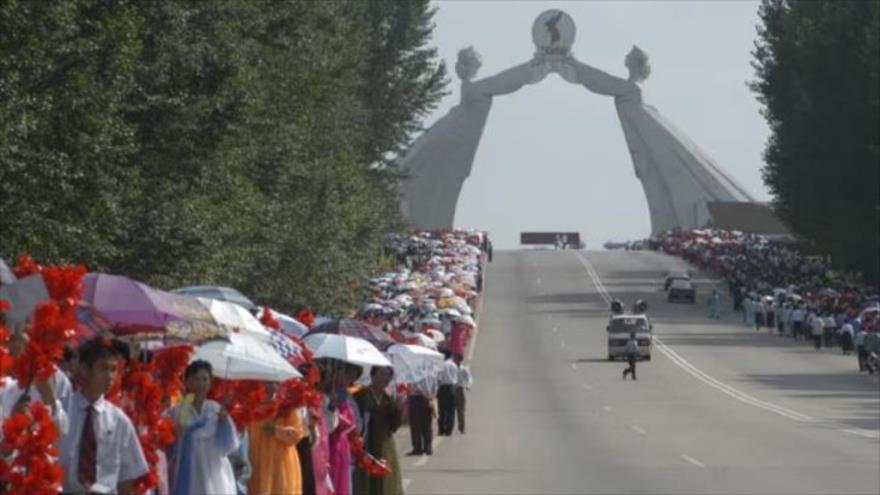 La gente participa en las celebraciones del Día de la Liberación Nacional cerca del Arco de la Reunificación,Pyongyang 2005.(foto: Yuri Maltsev/Reuters)