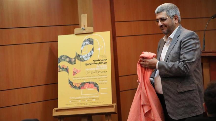 El secretario del Festival Internacional de Medios Sobh, Mohsen Yazdi, presenta el cartel del evento, 23 de enero de 2024.