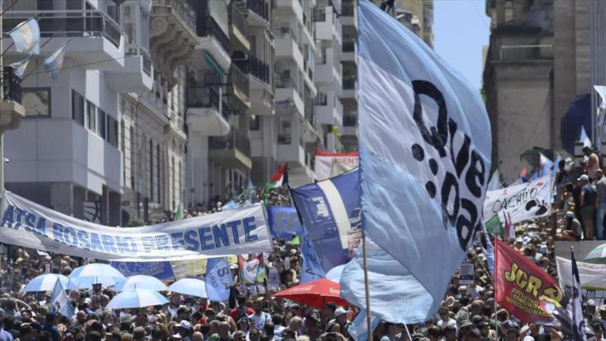 Manifestación contra políticas de Milei en el Memorial de la Bandera Nacional, en Rosario, Argentina, 24 de enero de 2024. FOTO: AFP