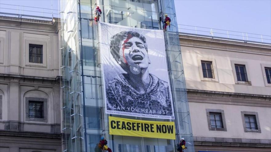 Activistas cuelgan niño palestino en museo de Madrid en apoyo a Gaza