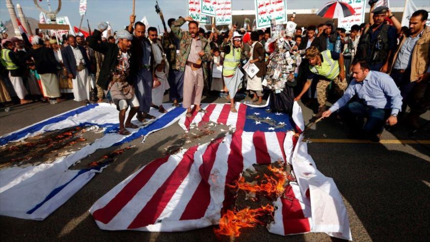 Manifestantes yemeníes prenden fuego a banderas de EE.UU. e Israel, durante una protesta en Saná, capital de Yemen. 