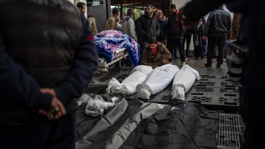 Palestinos se reúnen alrededor de los cuerpos de las víctimas de la ofensiva terrestre y el bombardeo israelí de Jan Yunis, 24 de enero de 2024. (Foto: AP)