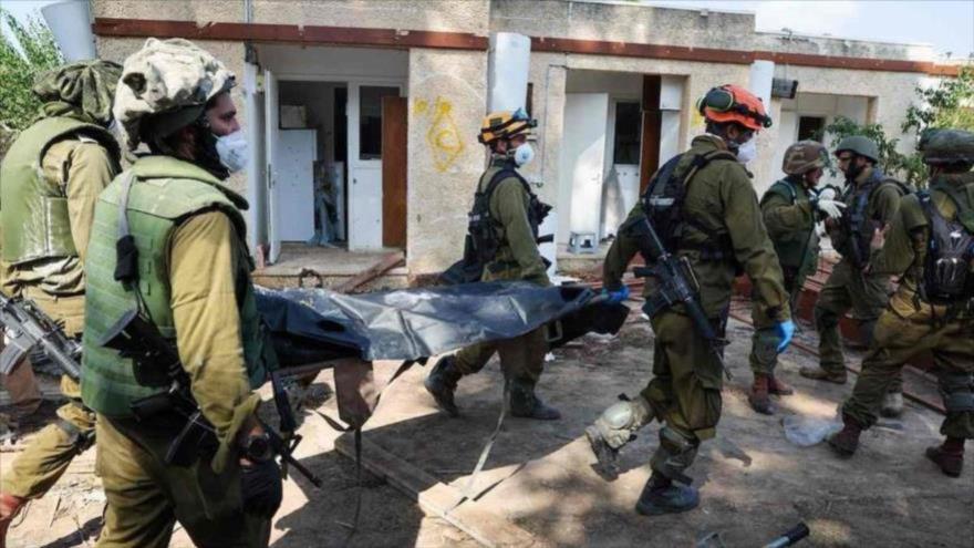 Los soldados israelíes llevan el cadáver de su compañero tras muerto.