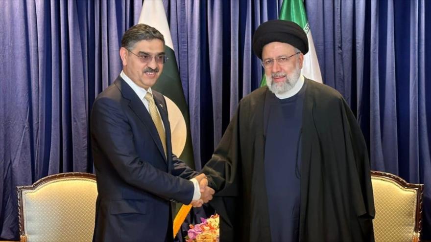 El premier interino de Pakistán, Anwaar-ul-Haq Kakar (izda.), reunido con el presidente de Irán, Ebrahim Raisi, en Nueva York, septiembre de 2023.
