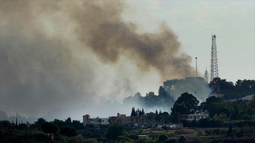 A fumaça sobe de uma posição do exército israelense atacada pelo Hezbollah perto de uma vila fronteiriça libanesa.