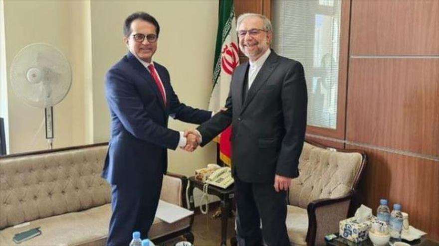 Embajador de Pakistán, Muhammad Mudassir Tipu (izda.), y el director general de Asia Meridional de la Cancillería de Irán, Rasul Musavi, se saludan en Teherán.