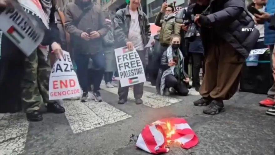 Eles queimam a bandeira dos EUA em NY e gritam contra o genocida Biden |  HispanTV