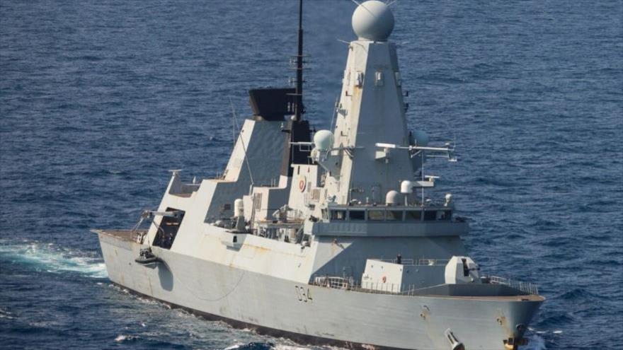 El destructor británico HMS Diamond patrulla en el mar Rojo.