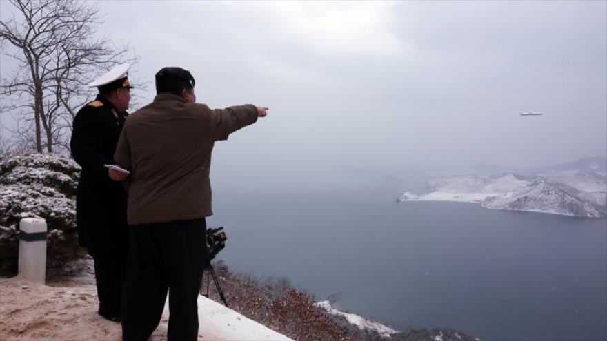  El líder norcoreano, Kim Jong-un (dcha.), dirige el lanzamiento de dos misiles de crucero estratégico Pulhwasal-3-31, 28 de enero de 2024. (Foto: KCNA)