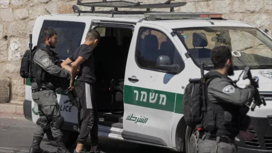 Militares israelíes arrestan a un adolescente palestino en Cisjordania ocupada.