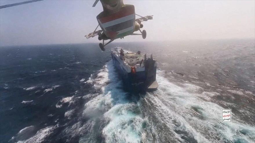 Un helicóptero militar de Yemen sobrevuela el carguero Galaxy Leader en el mar Rojo, 20 de noviembre de 2023.
