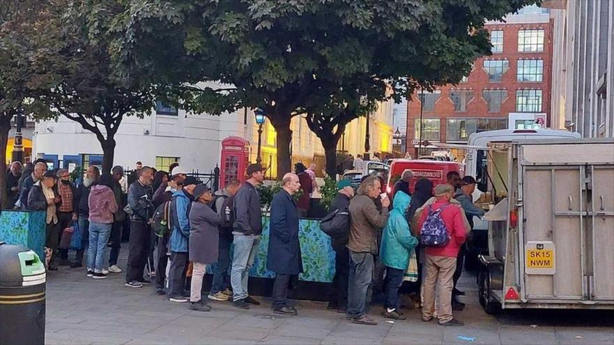 Decenas de personas esperan a recibir comida y bebida de una ONG en Londres. Foto Rtve