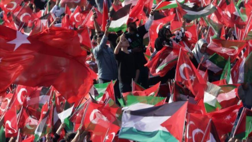 El presidente turco encabeza una manifestación propalestina en Estambul, 28 de octubre de 2023. (Foto:EFE)